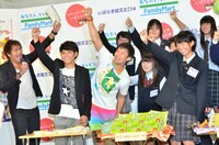 「なめんなよ、茨城！」と、茨城県イメージアップキャンペーンの合言葉を叫ぶ出演者たち。