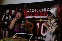 広島で行われた松本⼈人志監督最新作「R100」に舞台挨拶イベントの様子。