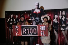 広島で行われた松本⼈人志監督最新作「R100」に舞台挨拶イベントに登場した渡辺直美と、“がんすの女王様”こと三宅結花さん。