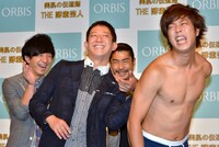 「自分の肌も綺麗」と上半身裸になって主張するパンサー尾形（右）と、力づくでその自信をひねりつぶそうとするサバンナ高橋（中央）。