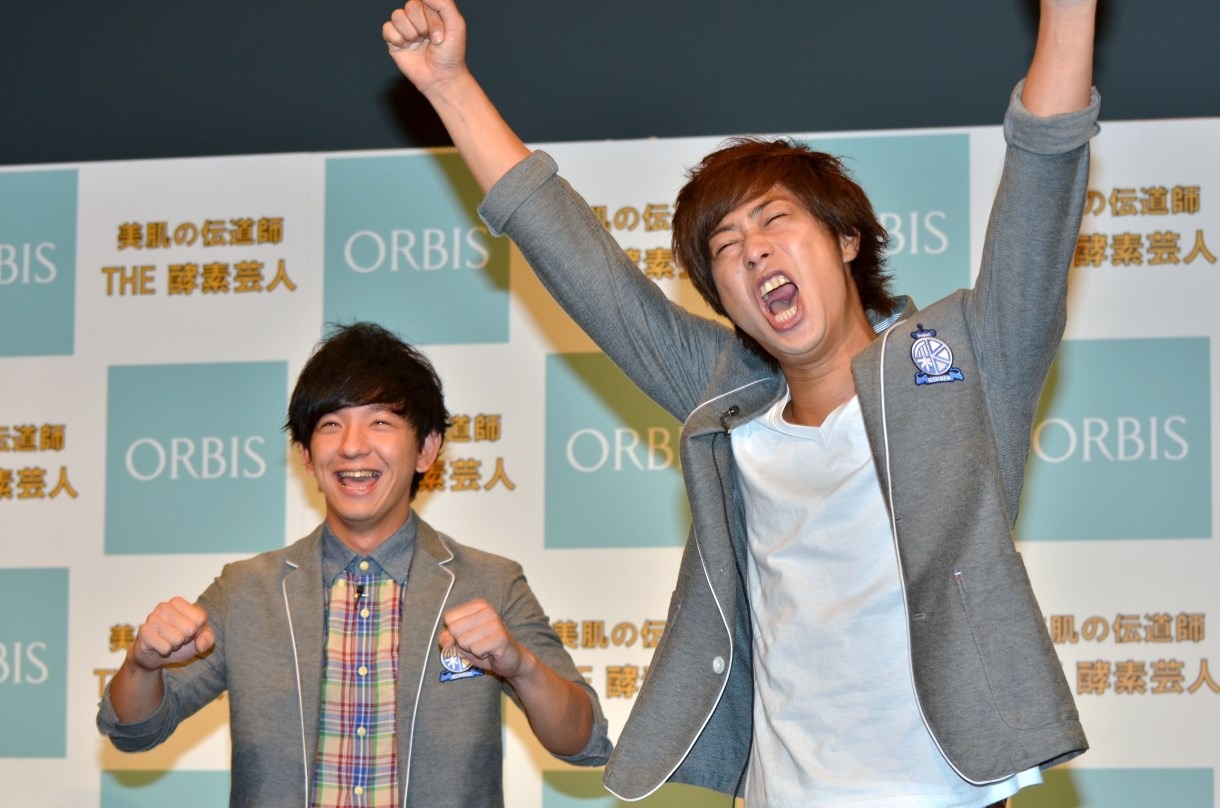 「THE酵素芸人」に任命されたことを喜ぶパンサー向井と、パンサー尾形（左から）。