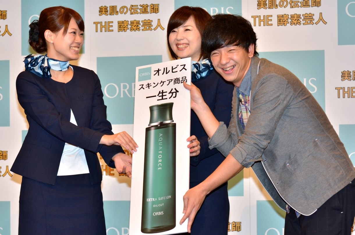 「オルビス スキンケア商品 一生分」の副賞を手にするパンサー向井（右）。
