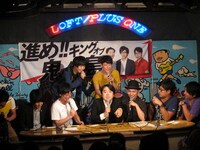 討論番組司会風のジグザグジギー宮澤（中央手前）。