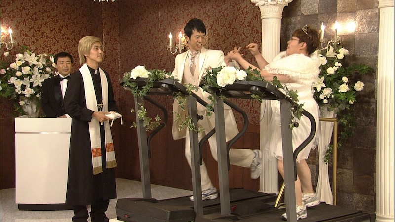 コント「ランニング結婚式」のワンシーン。(c)NHK