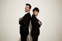 ロビン・シックと平成ノブシコブシ吉村（左から）。