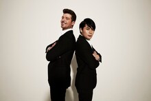 ロビン・シックと平成ノブシコブシ吉村（左から）。