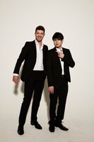 ロビン・シックと平成ノブシコブシ吉村（左から）。