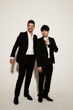 ロビン・シックと平成ノブシコブシ吉村（左から）。