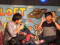 「酒井の車窓から」で、相方・平子の新メガネをかけてみる酒井。