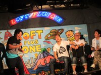 hideの「ピンク スパイダー」を歌う酒井。