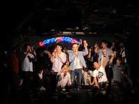 「FKD48 TALK LIVE～因果応報～」オープニングでかもめんたるを囲んでの乾杯の様子。