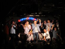 「FKD48 TALK LIVE～因果応報～」オープニングでかもめんたるを囲んでの乾杯の様子。