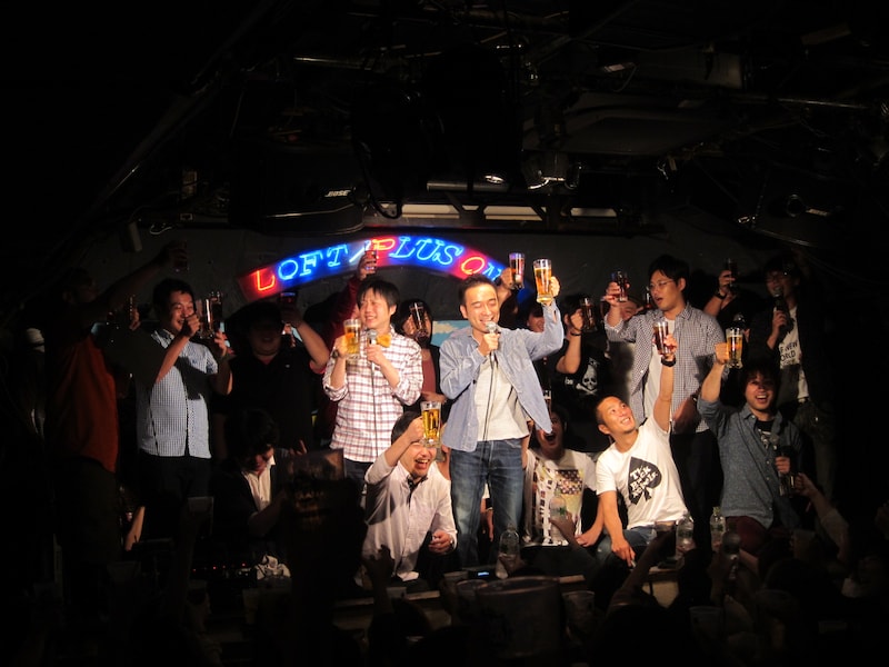 「FKD48 TALK LIVE～因果応報～」オープニングでかもめんたるを囲んでの乾杯の様子。