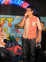 鹿児島弁の告白「おいわいのこと好っじゃ」を実演した川元。