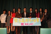 映画「男子高校生の日常」初日舞台挨拶の様子。たんぽぽ白鳥（写真右端）は女子高生役を演じた。