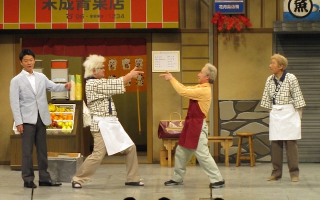 吉本新喜劇「しみけんの商店街を盛り上げよう！」(c)吉本興業