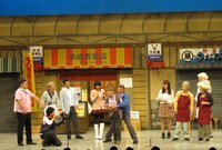 吉本新喜劇「しみけんの商店街を盛り上げよう！」(c)吉本興業