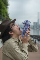 e-ma-ライオンを使用する片桐仁。(c)講談社／大坪尚人