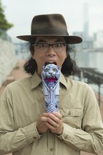 e-ma-ライオンを手にする片桐仁。(c)講談社／大坪尚人