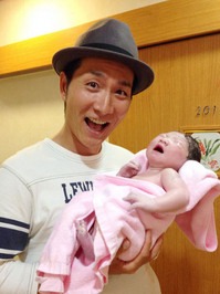 息子を抱く収納王子コジマジックことオーケイ小島。