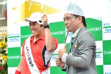キャベツ確認中。写真はしまぞう（左）がテニスの錦織圭選手の顔マネをしている様子。