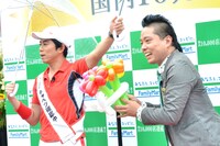 キャベツ確認中。写真はキャプテン★ザコ（右）がバルーンアートで花束を完成させた際の様子。