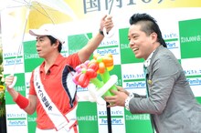 キャベツ確認中。写真はキャプテン★ザコ（右）がバルーンアートで花束を完成させた際の様子。