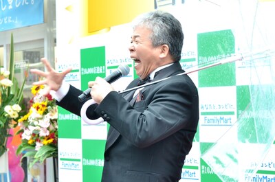 ファミリーマート中野中央五丁目店前でのイベントに登場し、挨拶代わりの「ドゥーン！」で来場客を圧倒する村上ショージ。