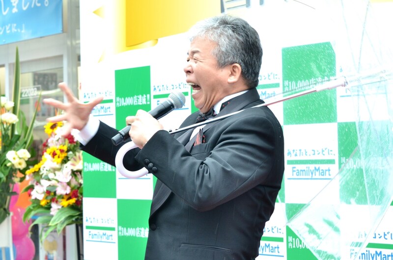 ファミリーマート中野中央五丁目店前でのイベントに登場し、挨拶代わりの「ドゥーン！」で来場客を圧倒する村上ショージ。