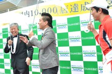 村上ショージとキャベツ確認中（左から）。