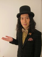 AGF「コーヒーと本の贅沢な時間を贈ろう」キャンペーンキャラクターのピース又吉。