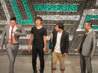 4人漫才で和気藹々とダジャレ合戦を繰り広げるうけわろとするやる。