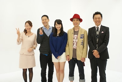 「劇場版公開記念！『魔法少女まどか☆マギカ』朝まで4時間SP」に出演する、松尾翠、東野幸治、松井玲奈（SKE48）、はりけ～んず（左から）。(c)Magica Quartet／Aniplex・Madoka Movie Project Rebellion