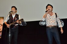 映画の内容に伴い、ハエの羽を装着する、どぶろっく。