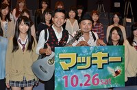 インド映画「マッキー」の試写会イベントに出演した、どぶろっく（中央）。