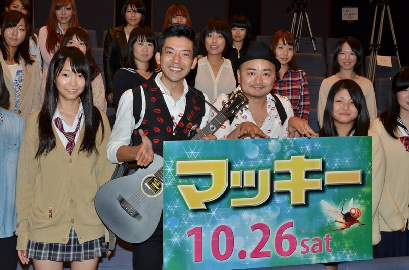 インド映画「マッキー」の試写会イベントに出演した、どぶろっく（中央）。