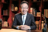 DVD「漫才のDENDO 聴（きく）編」の一場面。(c)2013 朝日放送 / 吉本興業