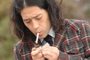 DVD「タバコイ～タバコで始まる恋物語～」のワンシーン。 (c)2013 TBSテレビ／吉本興業