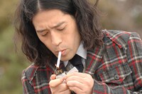 DVD「タバコイ～タバコで始まる恋物語～」のワンシーン。 (c)2013 TBSテレビ／吉本興業