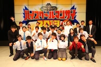 「イオン×よしもと『ハイスクールマンザイ2013～H-1 甲子園～』」決勝戦後の集合写真。優勝は写真前列中央のテノールパート。