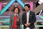 「平成25年度 NHK新人演芸大賞」の演芸部門決勝戦でネタを披露する学天即。左が四条、右が奥田。(c)NHK