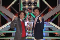 「平成25年度 NHK新人演芸大賞」の演芸部門大賞を受賞した学天即。左が四条、右が奥田。(c)NHK