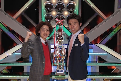 「平成25年度 NHK新人演芸大賞」の演芸部門大賞を受賞した学天即。左が四条、右が奥田。(c)NHK