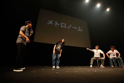 ジェスチャーゲームで「メトロノーム」を全身で表現する又吉（左から2番目）。