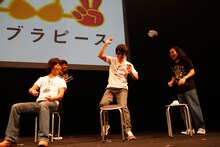 ジェスチャーゲームが設定数こなせず罰ゲームを受けることに。熱々のおしぼりを顔に乗せられ、オーバー気味におしぼりを放り投げる完璧なリアクションのYO-KING（中央）。