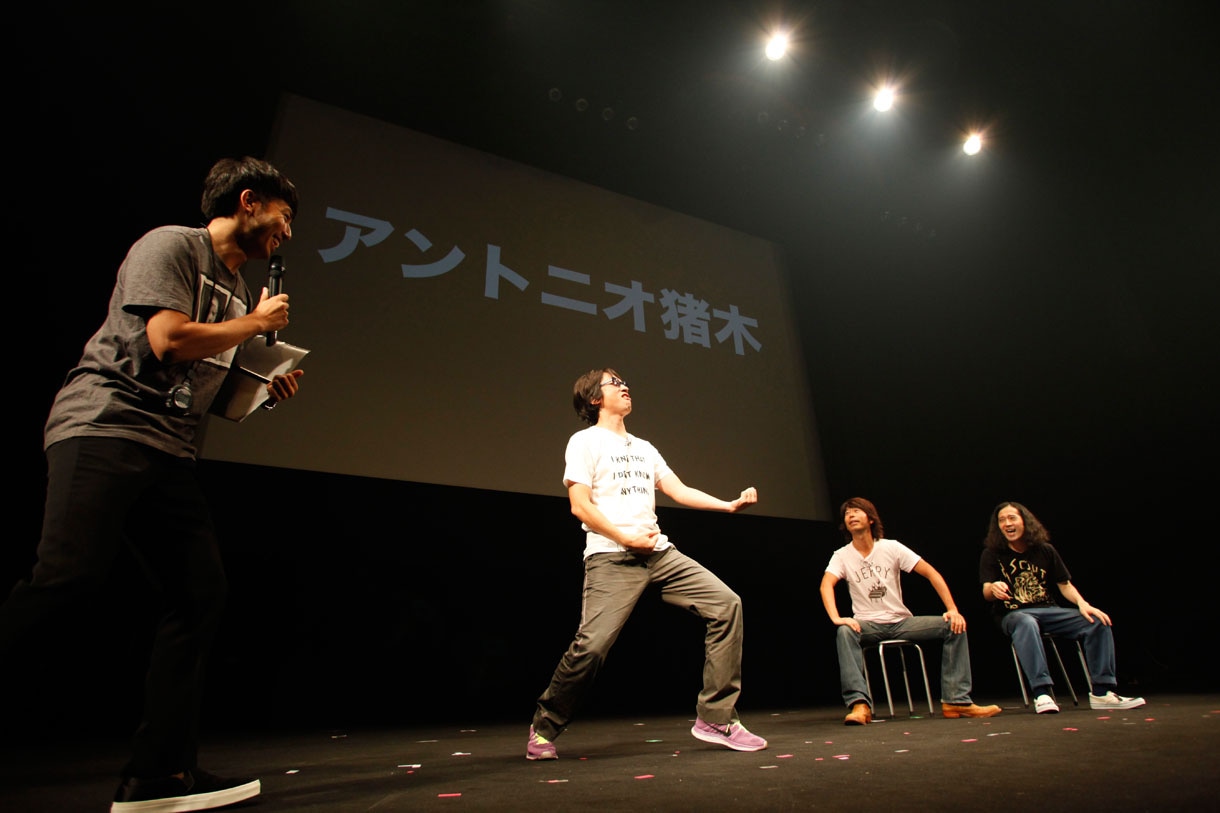 ジェスチャーゲームで「アントニオ猪木」を身振り手振りを交えて必死に表現するYO-KING（左から2番目）。