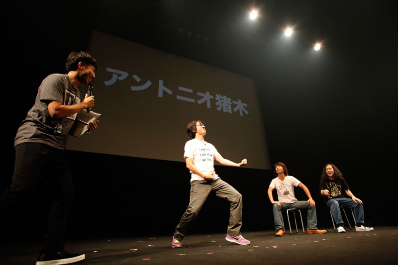 ジェスチャーゲームに挑戦するYO-KING。