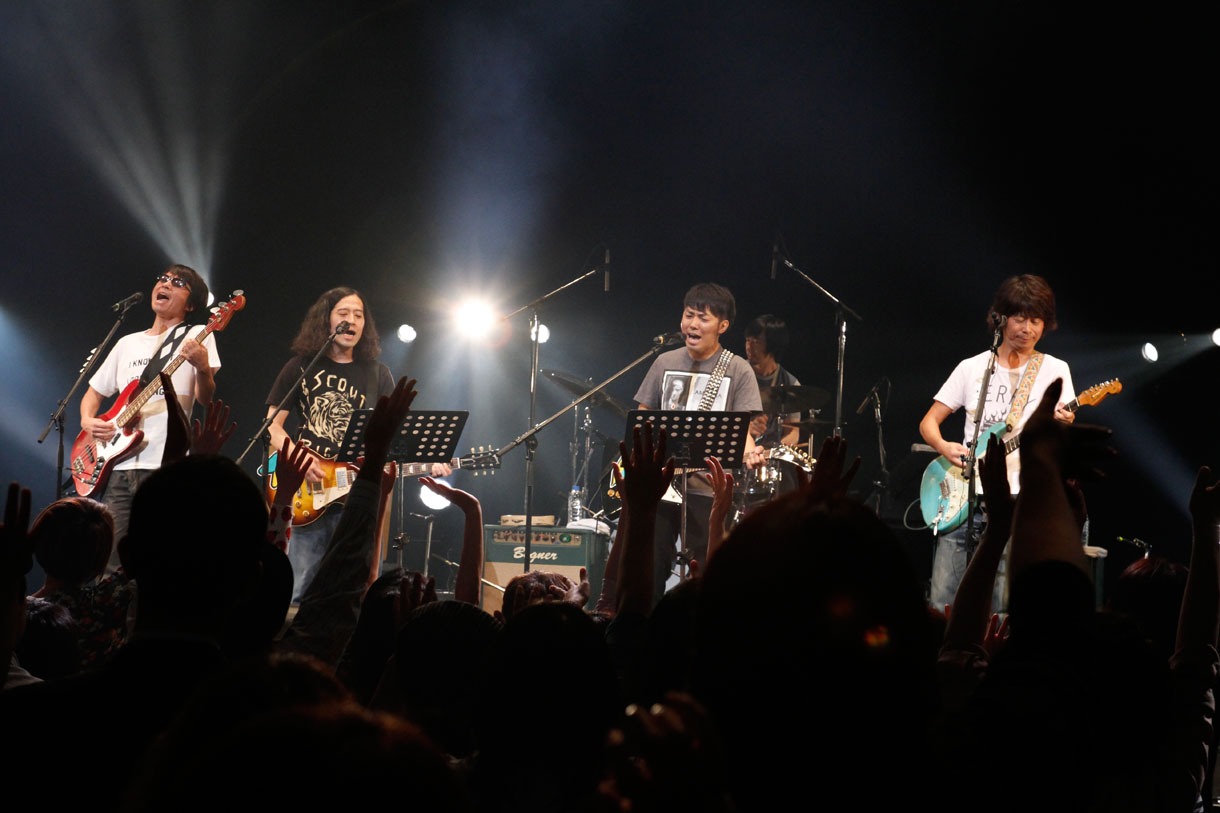 真心ブラザーズとピースのセッションライブの様子。