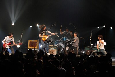 「よしもと×ホットスタッフpresents 第一弾『真心ブラピース』～ウタとネタと小ネタの夕べ～」で、真心ブラザーズとともにギターを演奏したピース（写真中央）。