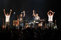 セッションライブを終え、大歓声を浴びながら挨拶する真心ブラザーズとピース。